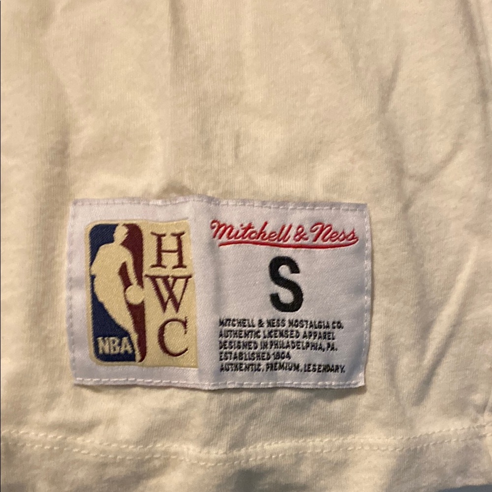 Vintage Mitchell & Ness Men’s Charlotte Hornets Cream and Blue T-Shirt - Picture 4 of 4